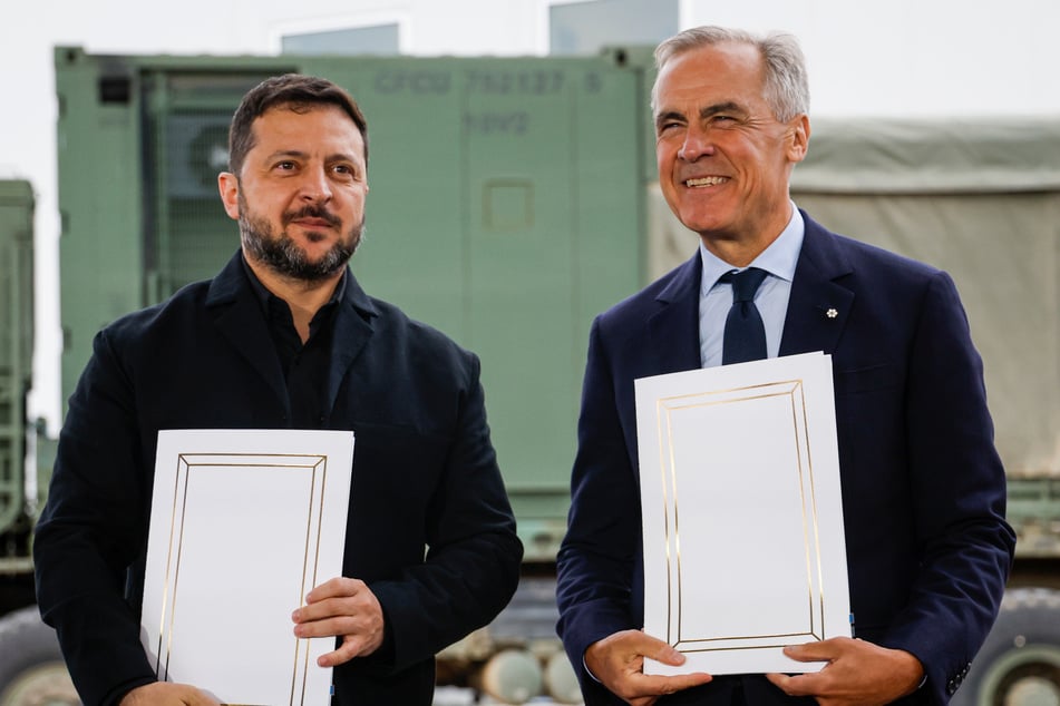 Der kanadische Premierminister Mark Carney (r., 61) und der ukrainische Präsident Wolodymyr Selenskyj (48) stehen bei der Unterzeichnung von Abkommen zusammen.