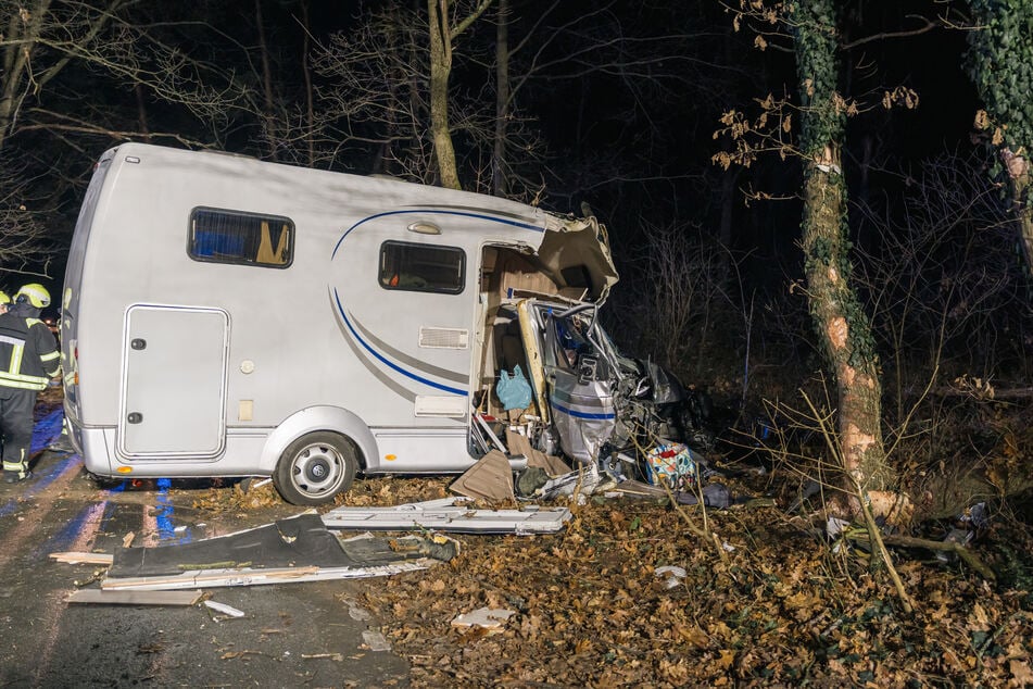 Zwischen Rodgau und Dietzenbach kollidierte der 67-jährige Wohnmobil-Lenker frontal mit einem Baum und kam dabei ums Leben.