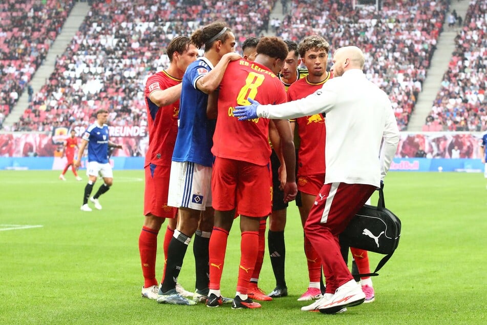 Das sah nicht gut aus. RB Leipzigs Assan Ouedraogo (20) griff sich nach einem Zweikampf an die Schulter und musste in der 35. Minute ausgewechselt werden.