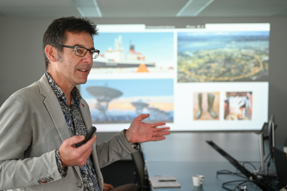 Martin Wikelski, Projektleiter von "Icarus", spricht vor dem Start des Projektes vor Journalisten.