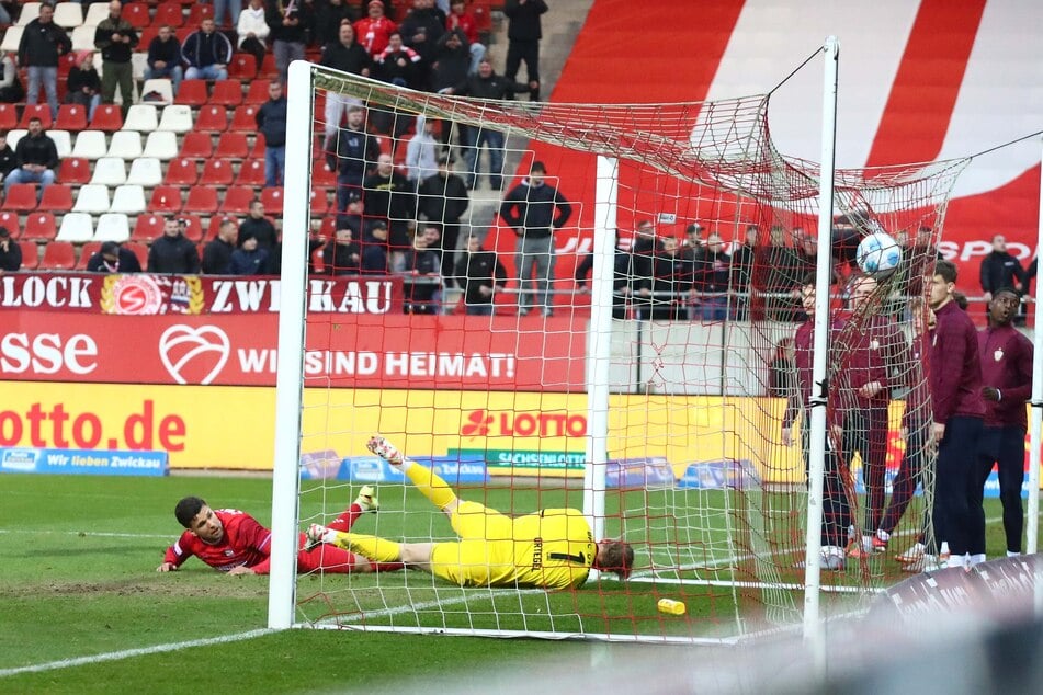 Abseits! Zwei Tore mussten für den FSV Zwickau wieder gestrichen werden.