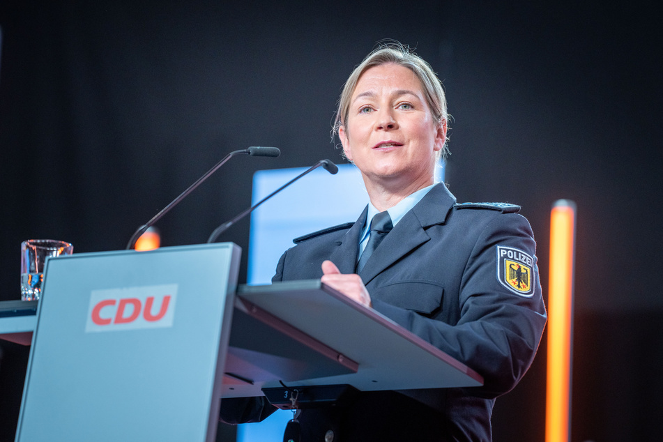 Am Samstag hielt die Bundespolizistin Claudia Pechstein in Uniform eine Rede auf dem CDU-Konvent in Berlin.