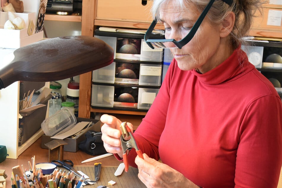 Die Miniaturbuchherstellerin Kathrin Hohensee arbeitet in ihrer Werkstatt an Puppenhausbüchern.