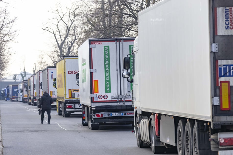 Ohne Interims-Parkplatz könnten sich auf der Stauffenbergallee wieder Lkw-Schlangen bilden.