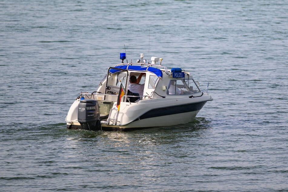 Die Wasserschutzpolizei fährt den See mit einem Boot ab. (Symbolfoto)