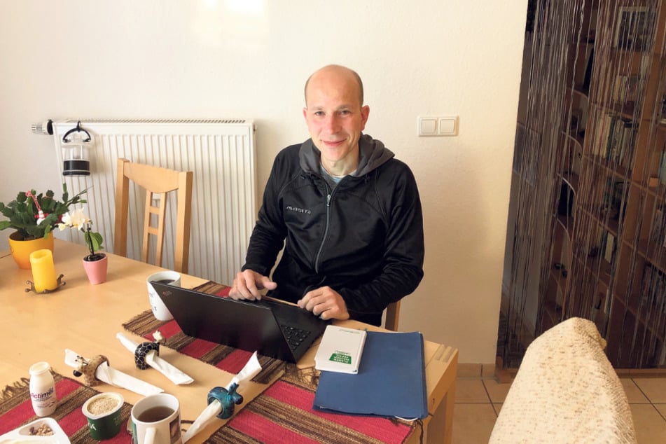 Ungewohnter Arbeitsplatz: Andreas Peschke ganz leger im Home Office.