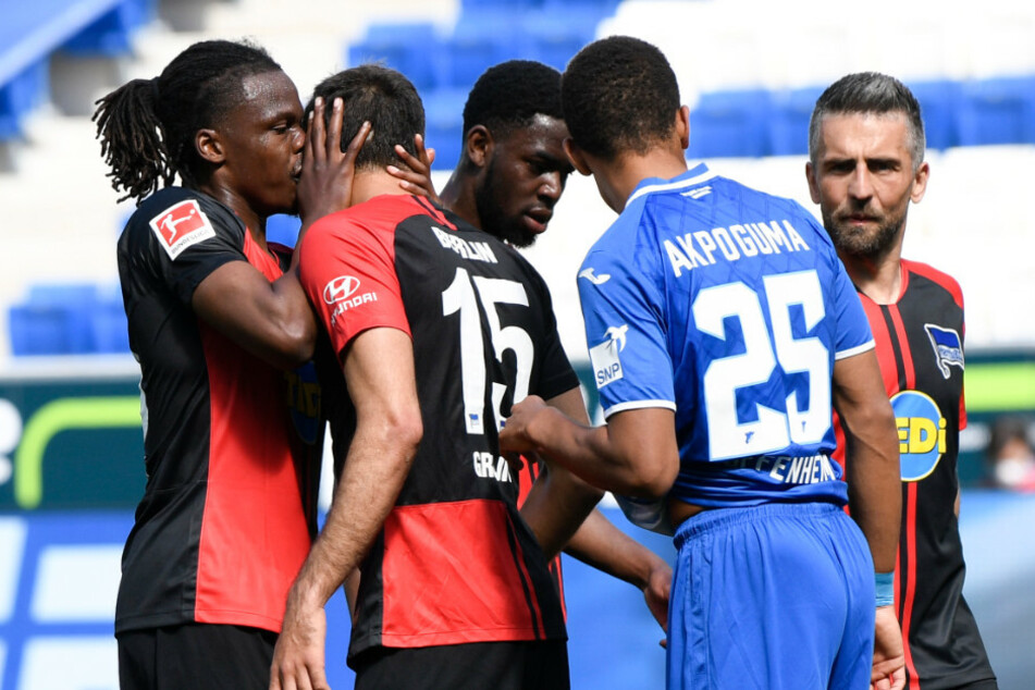 Dedryck Boyata (l) von Hertha spricht während des Spiels mit seinem Teamkollegen Marko Grujic.