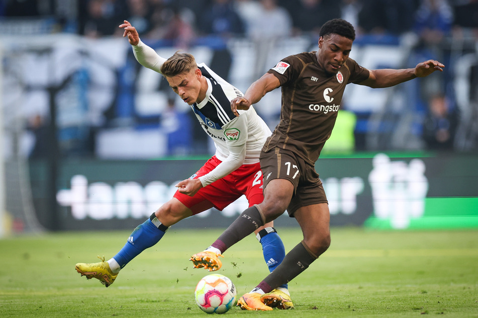 Der FC St. Pauli um Oladapo Afolayan (26, r.) kann im Derby gegen den HSV aufsteigen.
