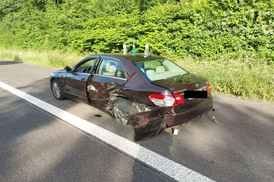Ein beteiligter Mercedes wurde bei dem Crash massiv demoliert.