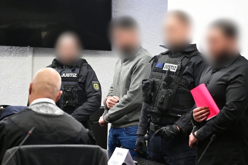 Der Hauptangeklagte muss sich wegen Mordes verantworten.