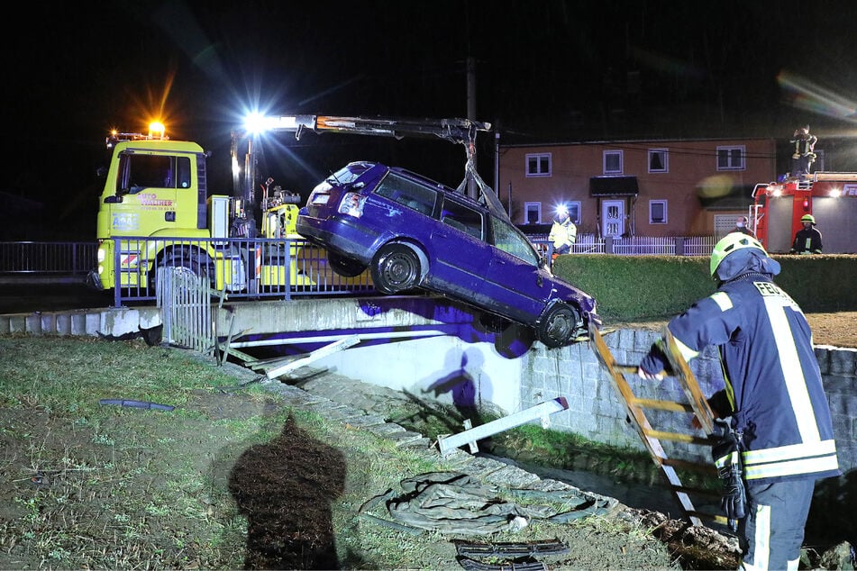 Der VW Passat wird aus dem Colmnitzbach gehoben.