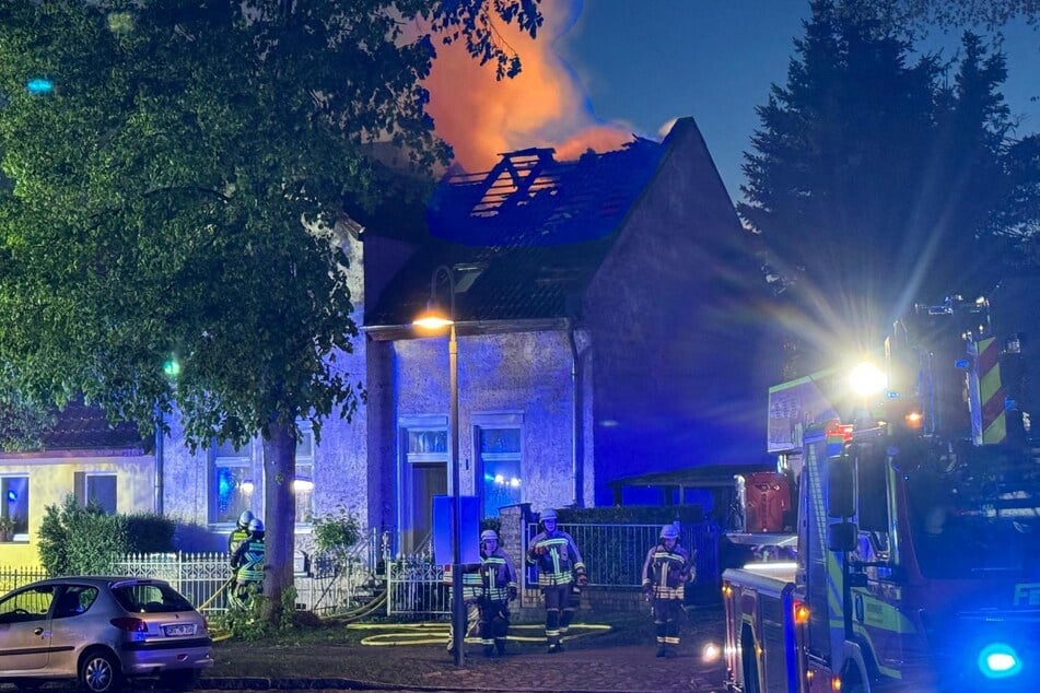 Das Einfamilienhaus in Hohen Neuendorf (Brandenburg) steht in Flammen.