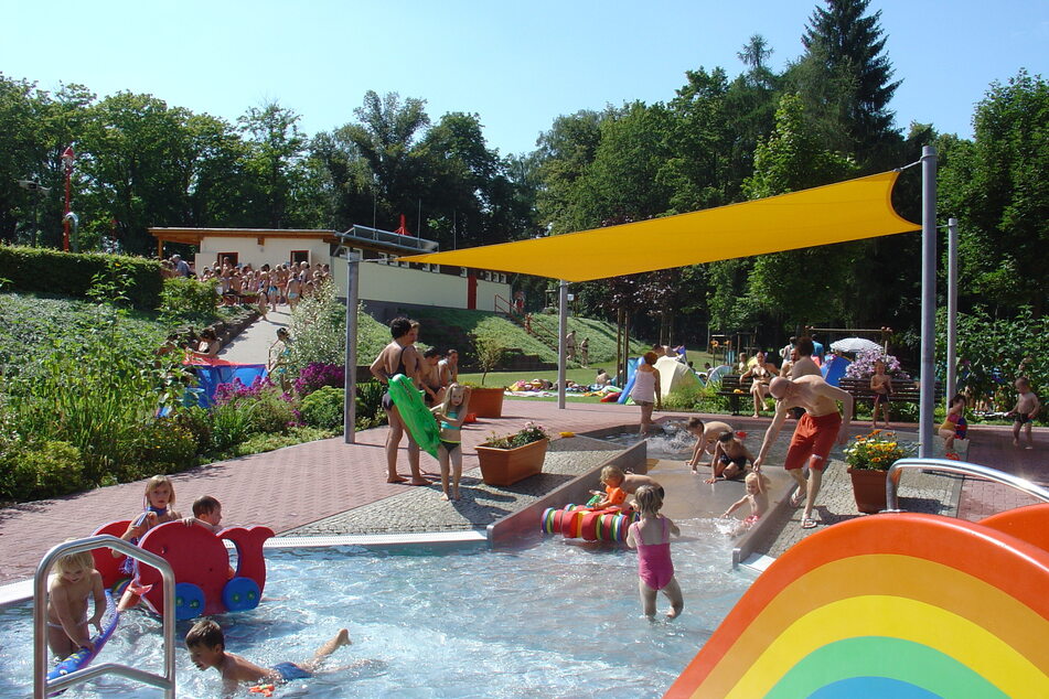 Im Albert-Schwarz-Bad Heidenau gibt es auch ein Planschbecken mit Sonnensegel und Regenbogenrutsche.