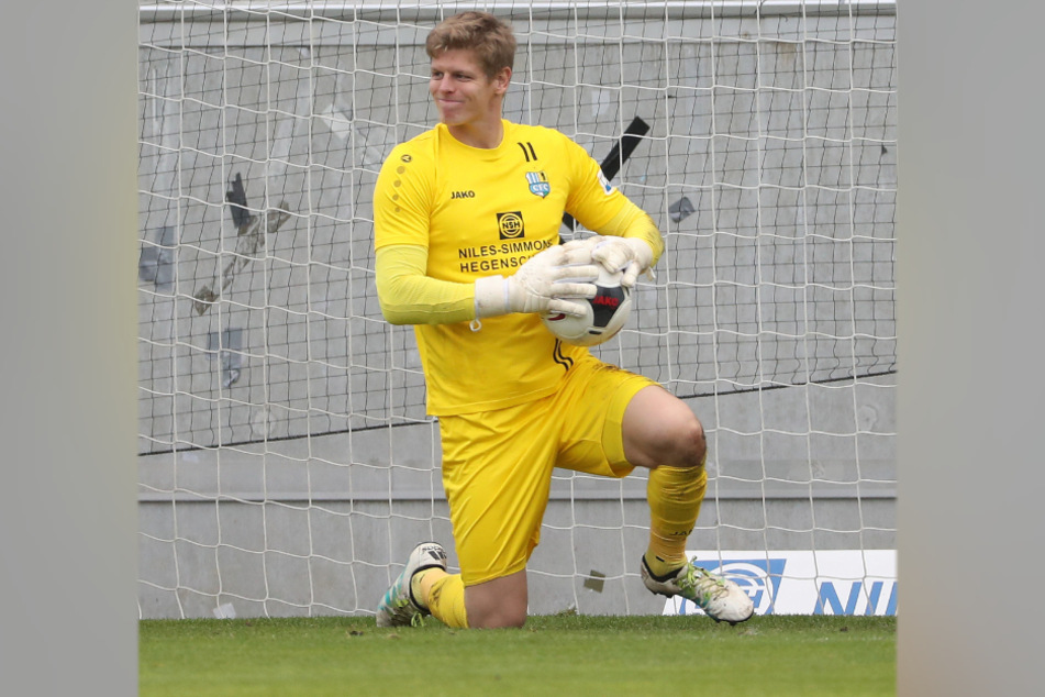 CFC-Keeper Jakub Jakubov macht sich ganz breit und lächelt verschmitzt, nachdem er sich auch diese Kugel gekrallt hat.