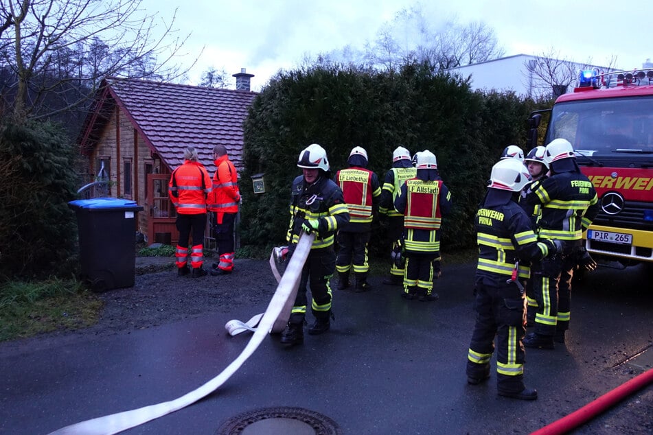 Rauchschwaden verfliegen über dem Holzhaus der Witwe (70).