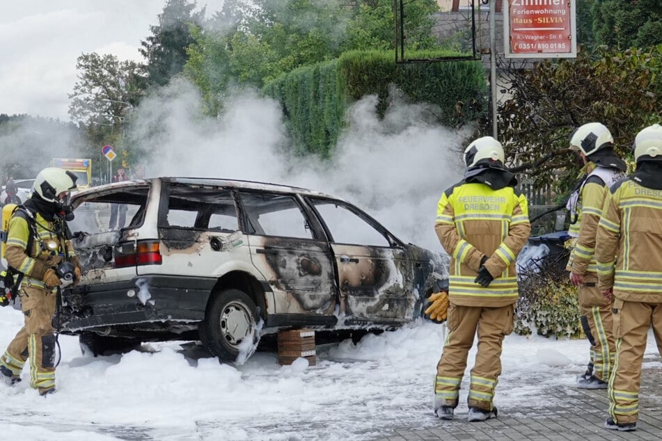 Die Dresdner Feuerwehr konnte den Wagen löschen.