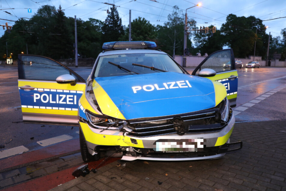 Auch der Streifenwagen der Polizei wurde demoliert.