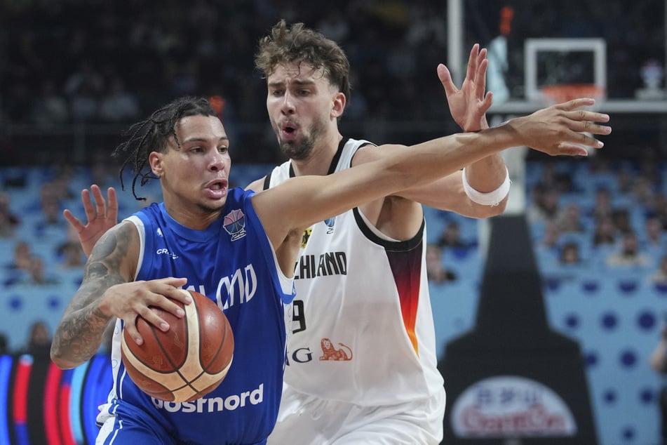 Franz Wagner (a la derecha) aportó 22 puntos decisivos contra Finlandia.