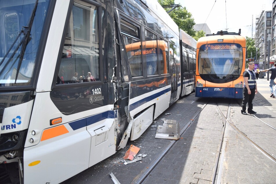 Eine auf der Seite aufgeschlitzte Mannheimer Straßenbahn ist Zeuge des Zusammenpralls.