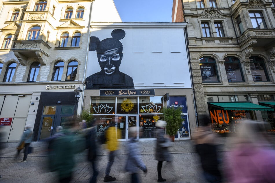 Auf dem Zwickauer Marienplatz sorgt aktuell eine Horror-Figur für Aufsehen. Sie thront an einer Hausfassade, direkt am Eingang des Weihnachtsmarktes.