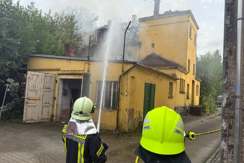 Einsatzkräfte konnten ein Übergreifen auf die Zwiebackfabrik verhindern.