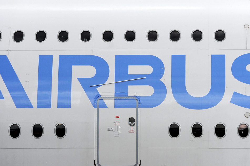 Der Airbus Schriftzug ist während der Luftfahrtausstellung auf einem A380 zu sehen. Der Flugzeugbauer Airbus will wegen der Luftfahrt-Krise weltweit 15.000 Stellen streichen. Allein in Deutschland sollen etwa 5100 Stellen betroffen sein, teilte der Flugzeugbauer mit Schaltzentrale im französischen Toulouse am Dienstag (30.06.2020) mit.