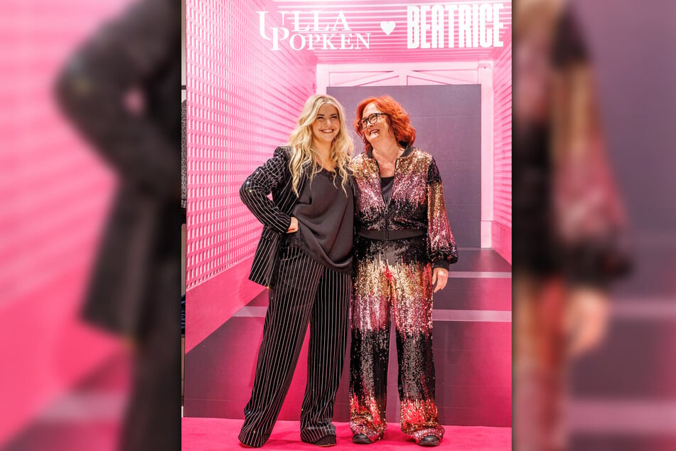 Auf Anraten von Beatrice Egli (38, l.) hat sich Katja Stamen (61) in den Glitzeranzug getraut.