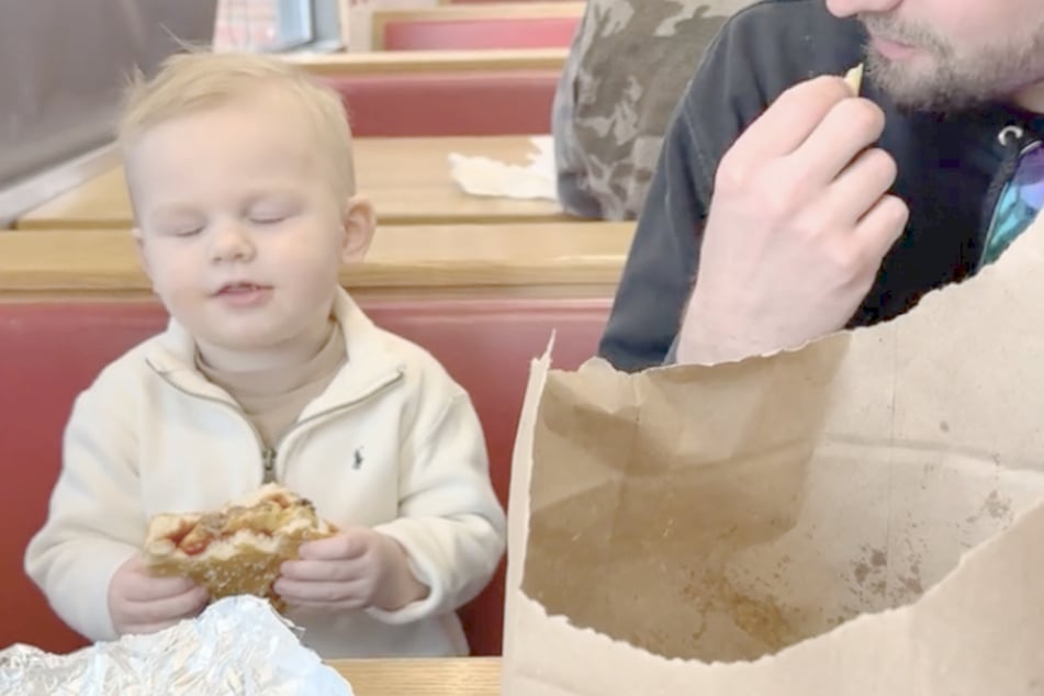 Augen zu und genießen! Beau weiß, wie man einen Cheeseburger feiert.