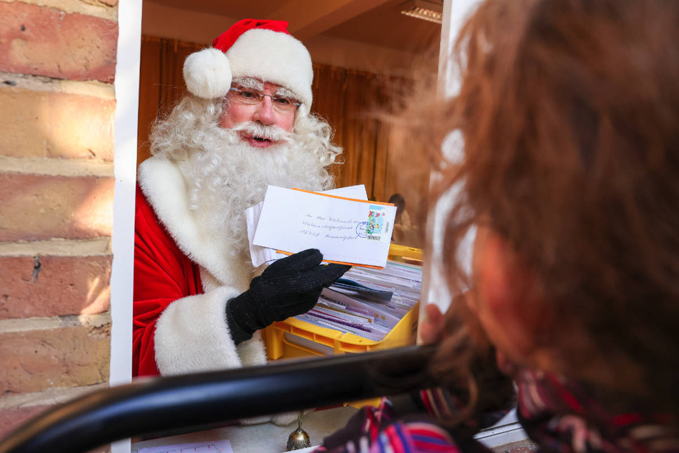 Wenn der Weihnachtsmann sein Postamt in Himmelpfort bezieht, beginnen Kinderaugen zu leuchten.