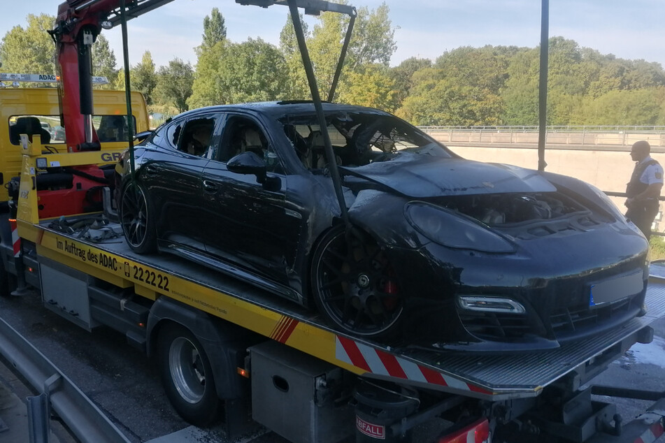 Porsche auf B10 von Lastwagen touchiert, dann geht der Sportwagen in Flammen auf!