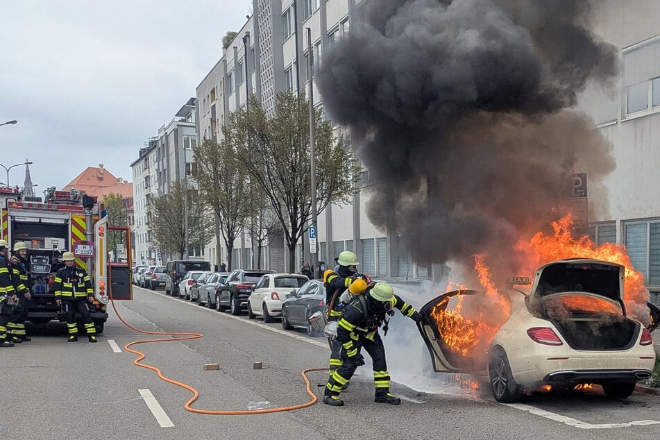 In der Werinherstraße brannte ein abgestelltes Taxi ab.