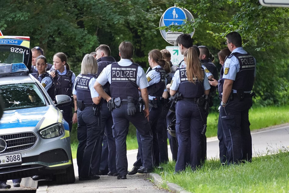 Ein Großaufgebot an Rettungskräften hat sich am Tatort eingefunden.