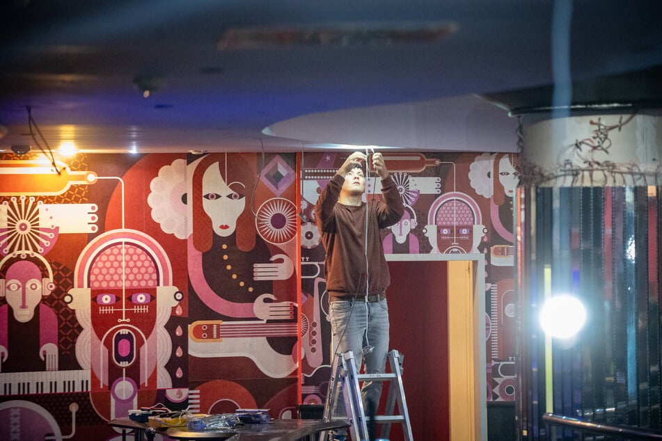 Roland von der Firma RC-Eventteam baut neue Lampen ein.