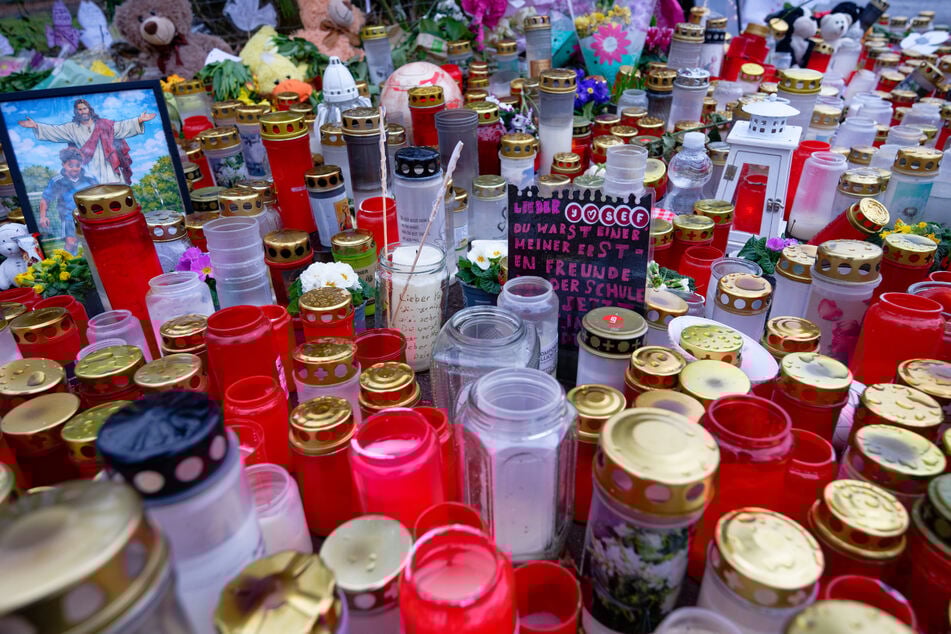 In der Nähe des Sees, an dem die Leiche von Yosef (†14) gefunden wurde, wurde eine Gedenkstätte errichtet.