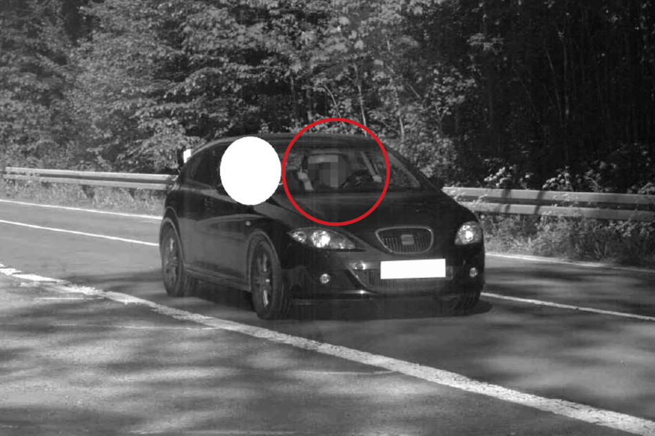 Am Montag hat eine Frau in Herscheid (Märkischer Kreis) Mitarbeitern in einem Radarwagen erst den Mittelfinger gezeigt und dann ein provokantes Schauspiel gestartet.