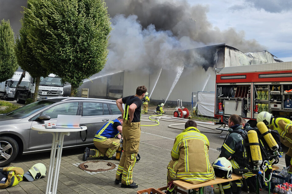 Gebäude von Baufirma in Walddorfhäslach lichterloh in Flammen