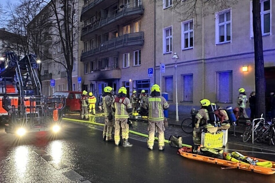 Berlin: 17 Verletzte bei Wohnungsbrand in Neukölln: Feuerwehr im Großeinsatz