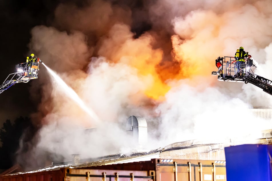 Die Frankfurter Feuerwehr rückte in der Nacht zu Dienstag zu einem Großeinsatz aus, um einen Brand bei einem Recycling-Betrieb in Frankfurt-Ostend zu bekämpfen.