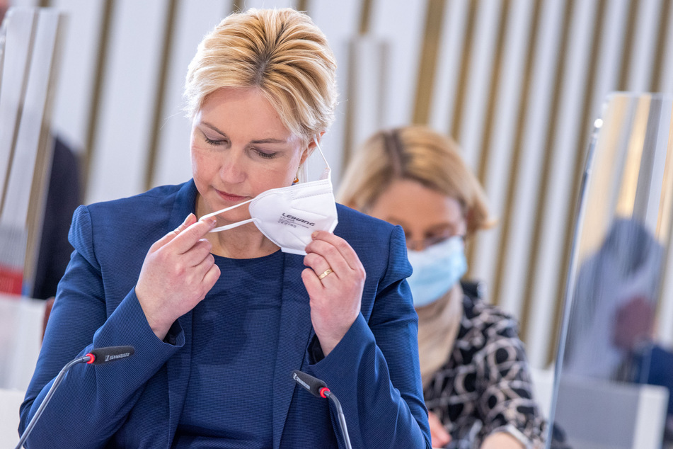 Manuela Schwesig (46, SPD), die Ministerpräsidentin von Mecklenburg-Vorpommern, bei einer Sitzung im Landtag. Sie kündigte am Montag erste Lockerungen für vollständig Geimpfte an.