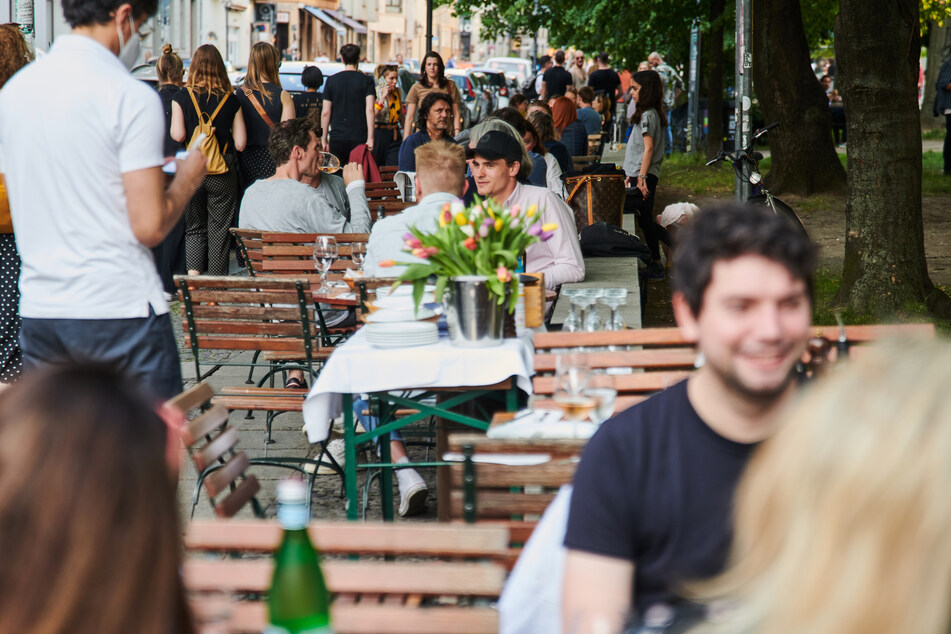 Der Sommer ist da, die Inzidenz sinkt: In Restaurants wie hier in Berlin wird die neue Freiheit genossen.