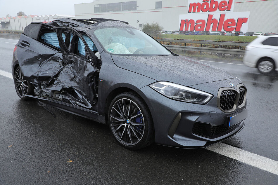 Der BMW blieb auf der Fahrbahn stehen. Seine Beifahrerseite war jedoch total beschädigt.