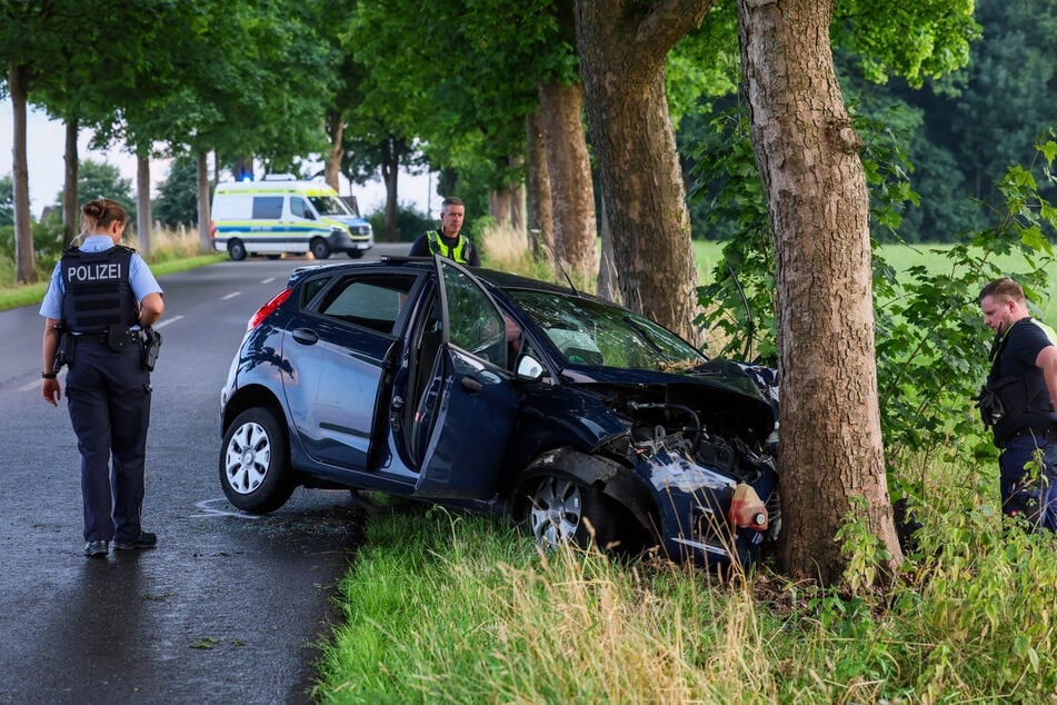 Warum die 58-Jährige mit ihrem Ford von der Straße abkam, war zunächst unklar.