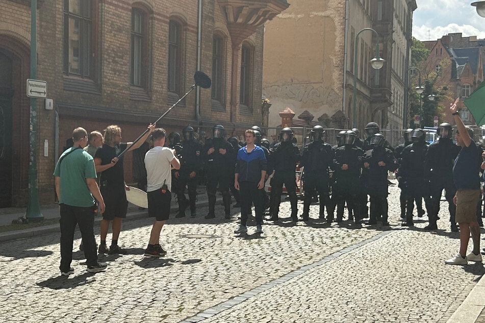 Die "Polizei-Crew" wartet noch auf das "Und bitte" vom Regisseur Nicolai Rohde. Mit dabei sind auch 15 echte Polizisten.