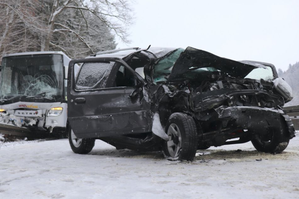 Das Auto steht nach dem Unfall zerstört auf der schneebedeckten Straße. Zuvor kollidierte die Frau mit einem Omnibus.
