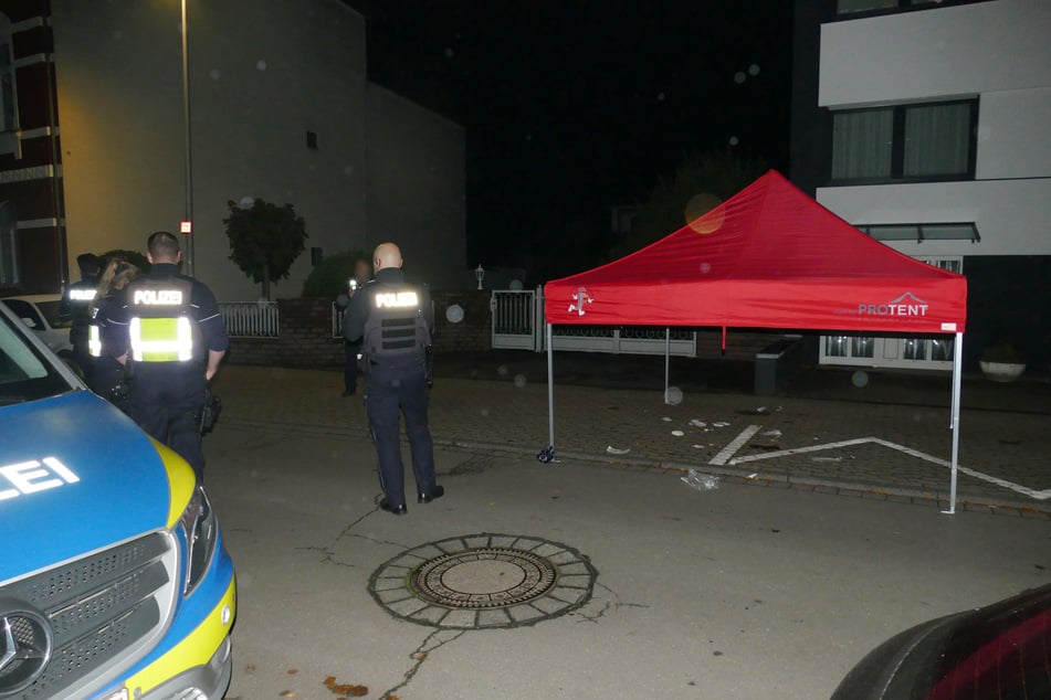Die Polizei sicherte die Spuren am Tatort und sucht noch immer nach dem Angreifer.