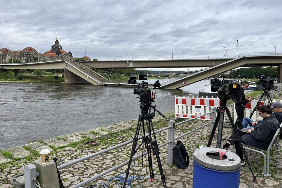 Die eingestürzte Carolabrücke lockte bereits am Mittwoch zahlreiche Medienvertreter in die sächsische Landeshauptstadt.