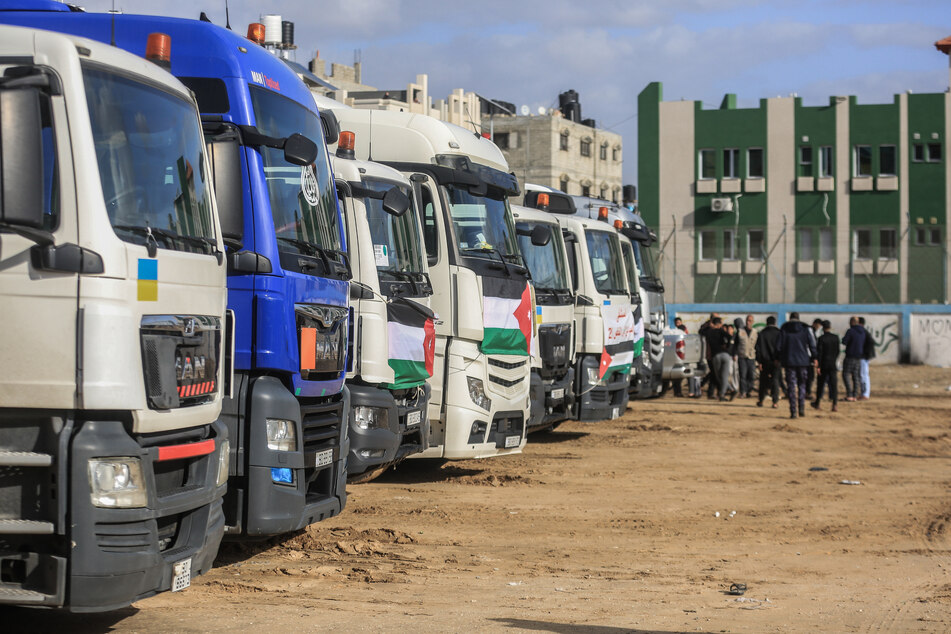 Lastwagen, die ein Feldlazarett aus Jordanien transportieren, nach ihrer Ankunft in Chan Junis.
