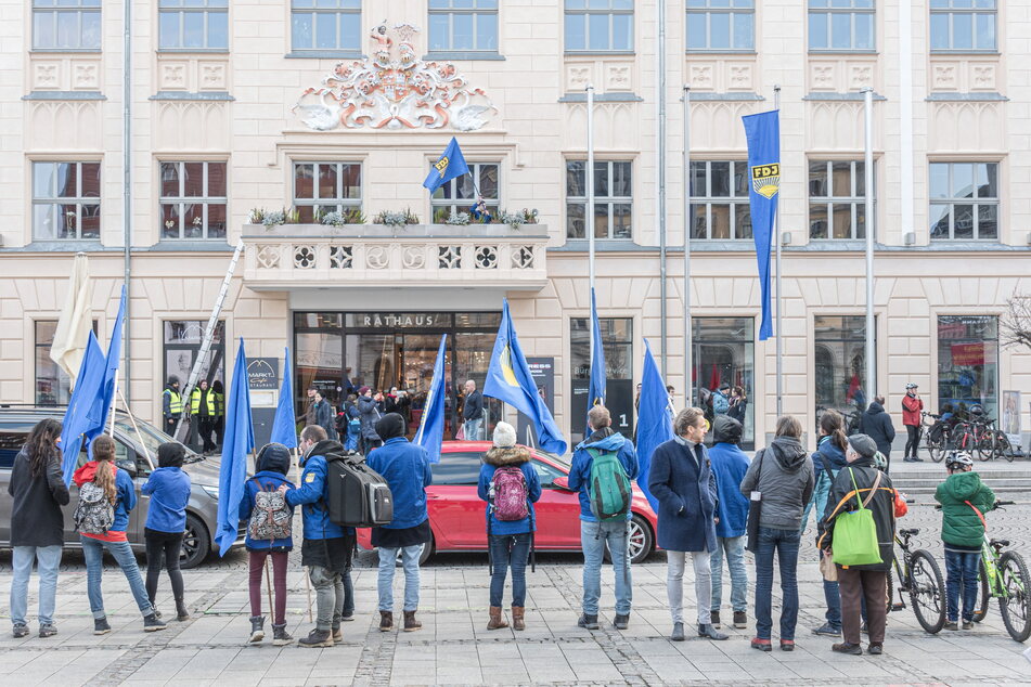 Am 7. März 2020 kletterten zwei der Angeklagten auf den Rathaus-Balkon.