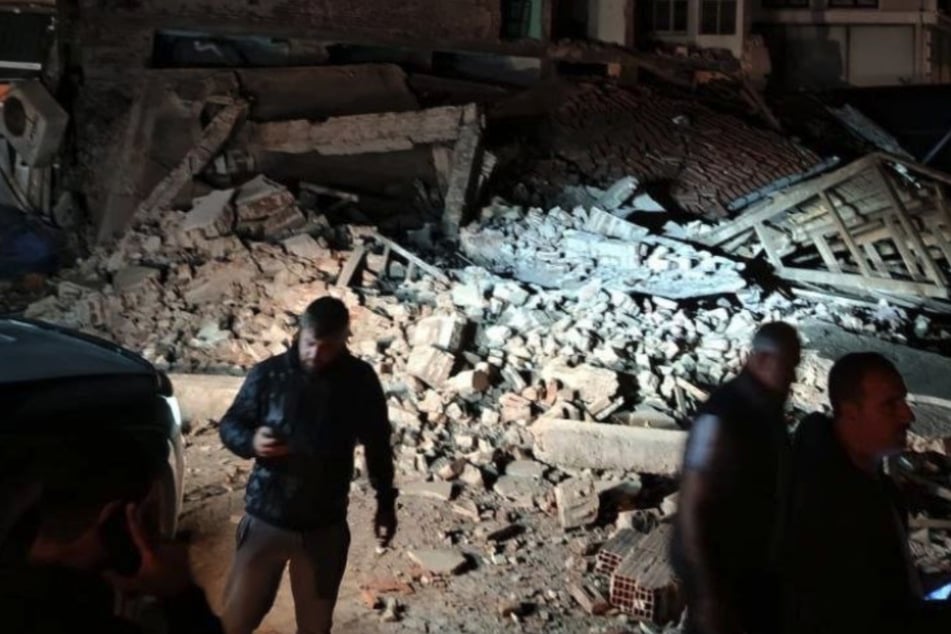 Fuerte temblor sacude a Turquía: varios edificios colapsan, muchas personas heridas