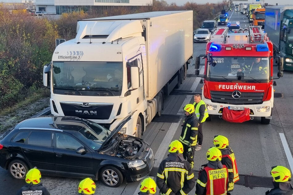 Der Verkehr wird an der Unfallstelle vorbeigeleitet.